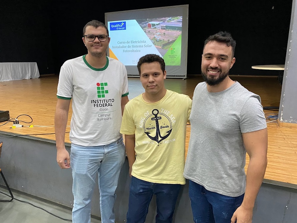 Keldson e Nathan são alunos do Câmpus Itumbiara e Luan é egresso da Engenharia Elétrica. Os três fazem parte do grupo de professores do curso de Eletricista Instalador de Sistema Solar